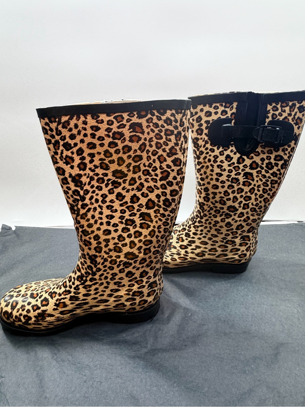 EUC Binger Cheetah Rain Boots - Picture 8 of 10